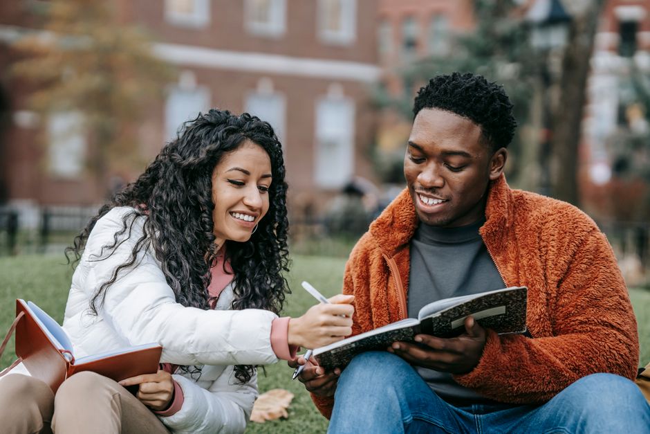 Estudiantes en un campus universitario americano - Visa de estudiante